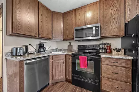 Kitchen - 917 9th Ave SE, Cedar Rapids, IA 52401 photo 2 of 5
