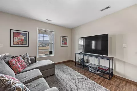 Living - 917 9th Ave SE, Cedar Rapids, IA 52401 photo 1 of 4
