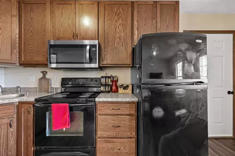 Kitchen - 917 9th Ave SE, Cedar Rapids, IA 52401 photo 4 of 5