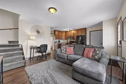 Living - 917 9th Ave SE, Cedar Rapids, IA 52401 photo 3 of 4