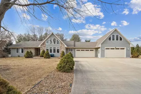 12 NE South View Dr, Iowacity, IA 52240
