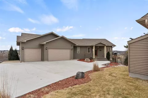 1667 Apache Dr NE, Solon, IA 52333