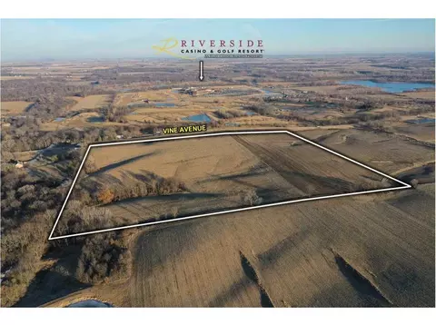 Vine Ave, Riverside, IA 52327