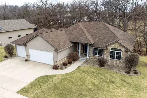 935 Oak Park Ct, Robins, IA 52328