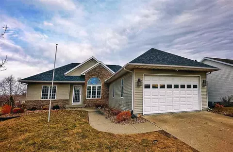 40 Coyote Ct, North Liberty, IA 52317