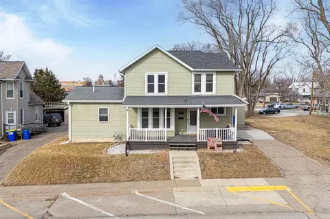 214 E Madison St, Washington, IA 52353