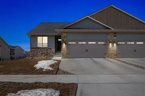 717 Creekside Dr, Tiffin, IA 52340