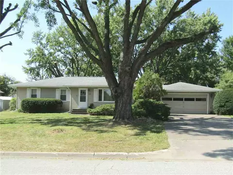 829 7th St, Kalona, IA 52247