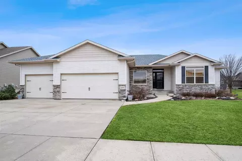 439 Creek Side Dr, Fairfax, IA 52228