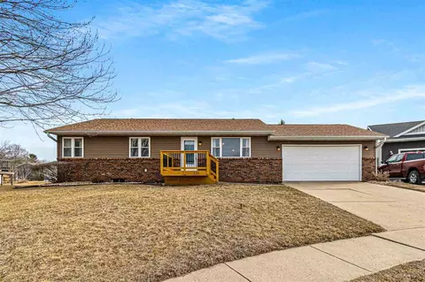 320 Marshek Ct, Solon, IA 52333