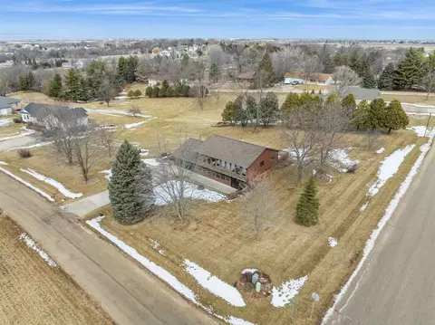2922 Skyview Ln NE, Swisher, IA 52338