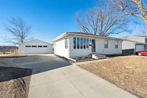 938 Owen St NW, Cedar Rapids, IA 52405