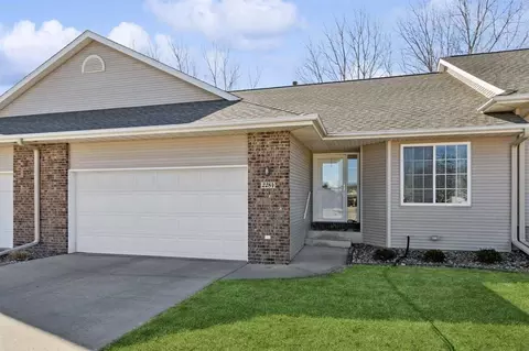 2284 E Grantview Dr, Coralville, IA 52241