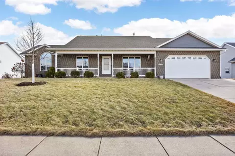 2395 Wolf Run, Hiawatha, IA 52233