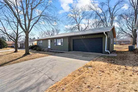 135 Ravencrest Dr, Iowa City, IA 52245
