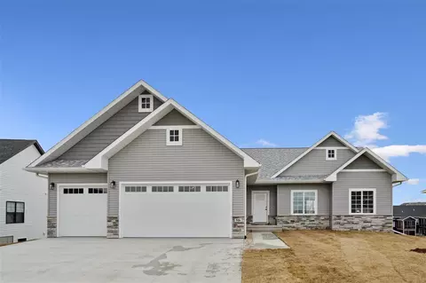 916 Horizon Dr, Tiffin, IA 52340