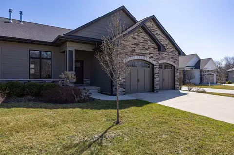 11 Pond Ridge Cir, Coralville, IA 52241