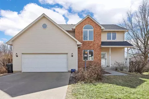 140 Auburn Hills Dr, Coralville, IA 52241