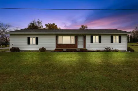 210 W 3rd St, Newhall, IA 52315