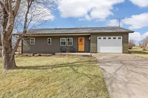 905 7th St, Kalona, IA 52247