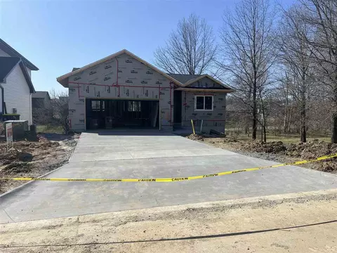 11 Huntington Dr, Iowa City, IA 52245
