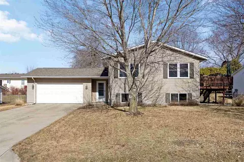 206 Valley Rd, Williamsburg, IA 52361