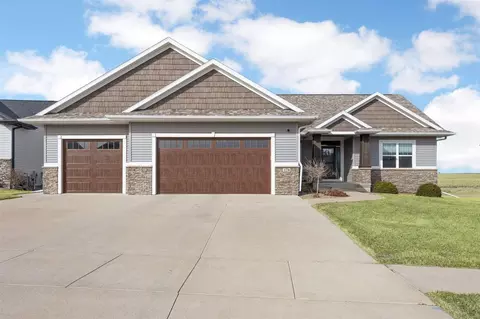 1236 Hickory Ridge Dr, Marion, IA 52302