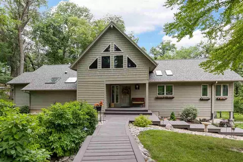 3948 Stewart Rd NE, Iowa City, IA 52240