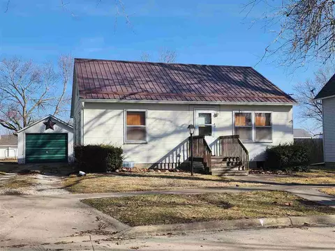 112 W 2nd St, Wayland, IA 52654