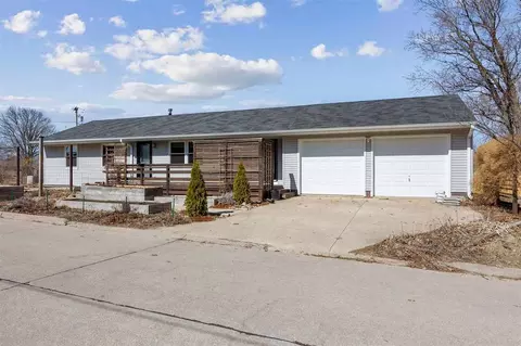 301 7th St SE, Mount Vernon, IA 52314