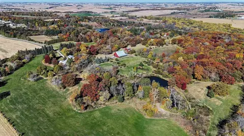 2096 Kestrel Rdg SW, Oxford, IA 52322