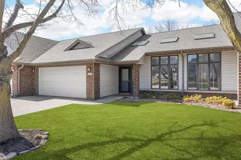 828 W Side Dr, Iowa City, IA 52246