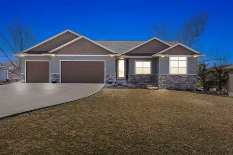 4215 Beverly Rd SW, Cedar Rapids, IA 52404