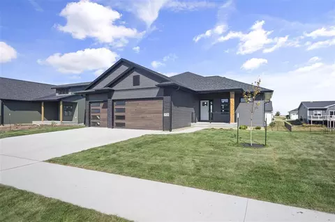 1520 Parker Ct, North Liberty, IA 52317