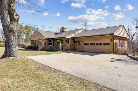 2815 Indian Hill Rd, Cedar Rapids, IA 52403
