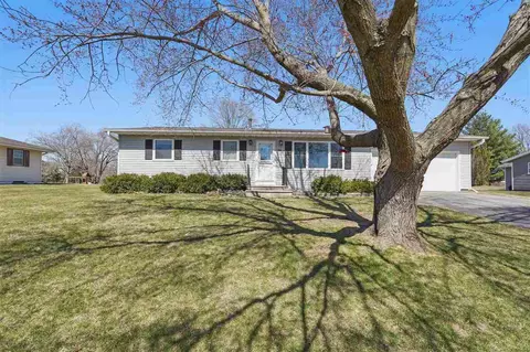 54 Greenview Dr, West Branch, IA 52358