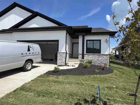 1242 Berkshire Ln, North Liberty, IA 52317
