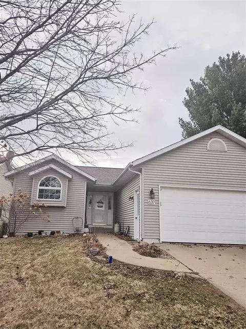 637 Scott Park Dr, Iowa City, IA 52245