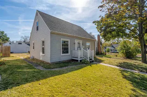 Exterior - 2107 E Avenue NE, Cedar Rapids, IA 52402 photo 3 of 6