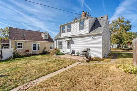 Exterior - 2107 E Avenue NE, Cedar Rapids, IA 52402 photo 4 of 6
