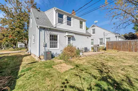 Exterior - 2107 E Avenue NE, Cedar Rapids, IA 52402 photo 5 of 6