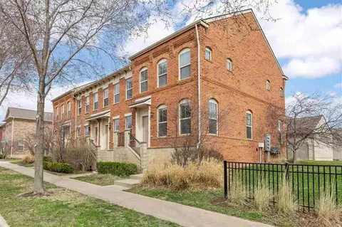 1035 Walker Cir, Iowa City, IA 52245