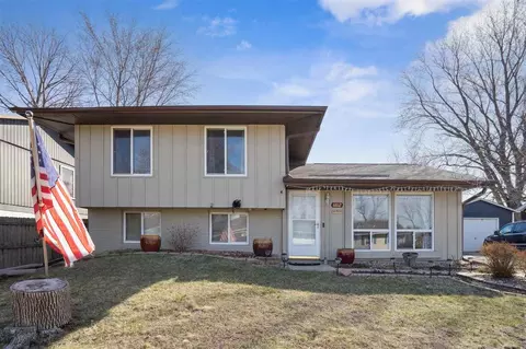 6812 Stonybrook Ln NE, Cedar Rapids, IA 52402