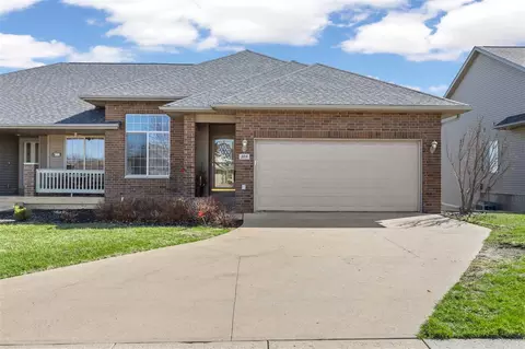 105 E Tartan Dr, North Liberty, IA 52317
