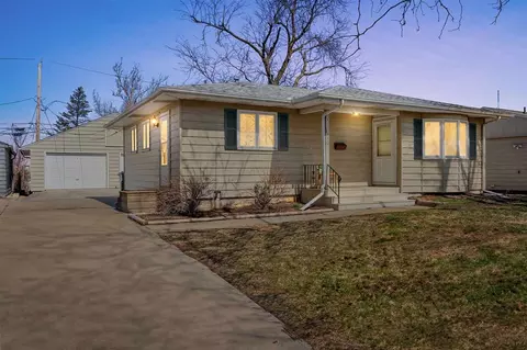 1130 Clifton St NE, Cedar Rapids, IA 52402
