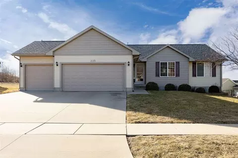 225 Gas Light Ct SW, Cedar Rapids, IA 52404