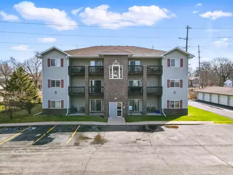 80 Circle Dr, North Liberty, IA 52317