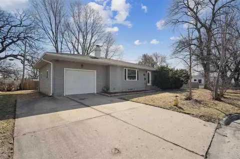 125 Circle Dr, Manchester, IA 52057