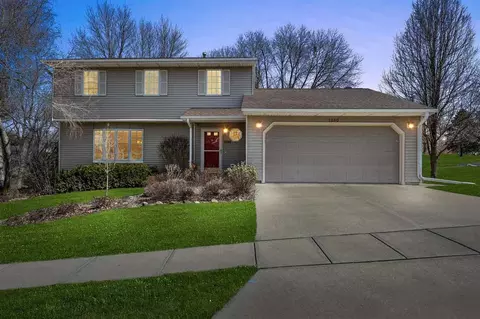 1260 Deerfield Dr, Iowa City, IA 52246