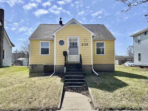 235 W Adams St, Marengo, IA 52301